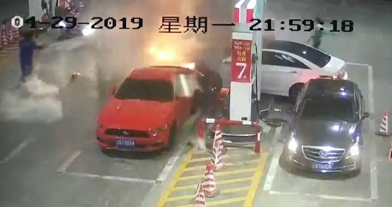 "بالفيديو" حادثة في محطة وقود تشعل حريقاً.. والعمال يسيطرون على الحريق 1