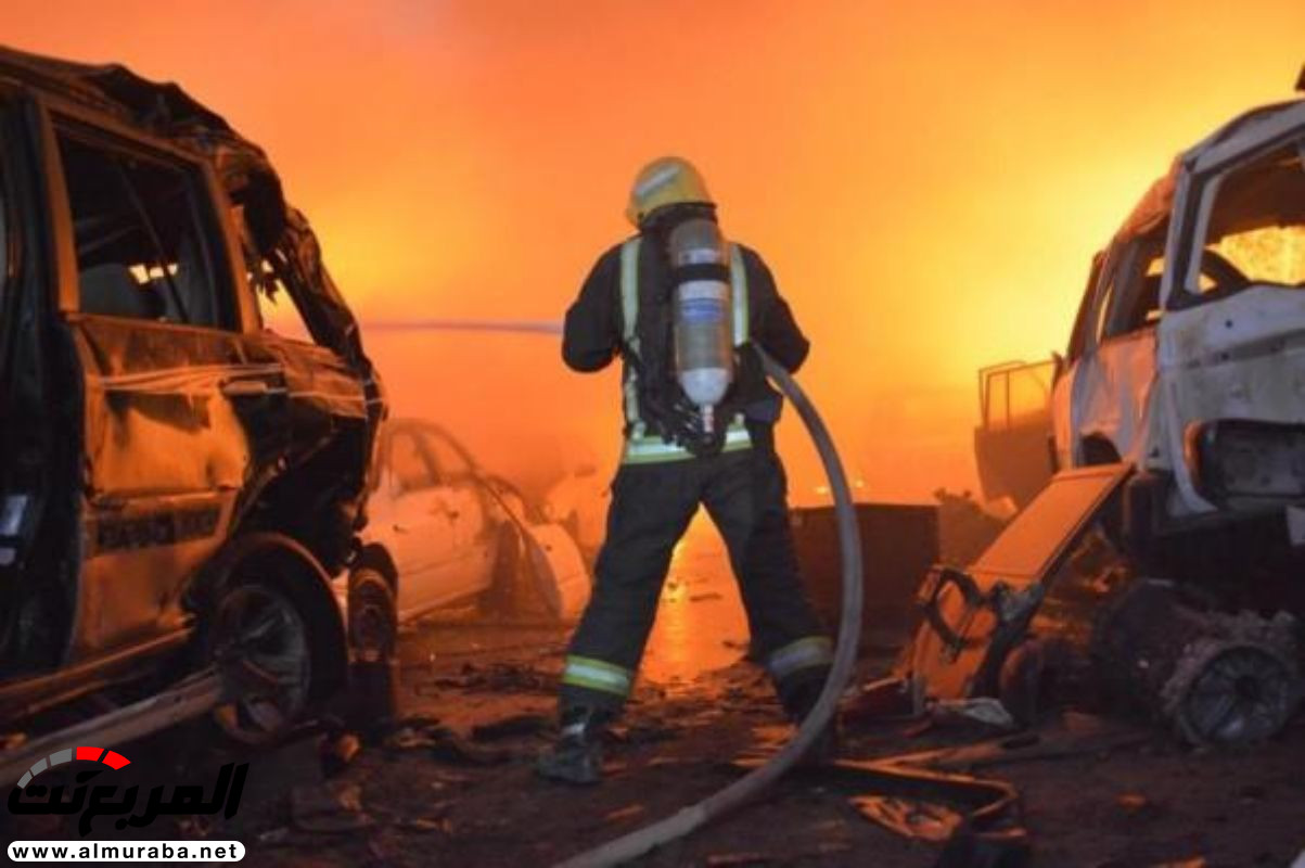 "بالفيديو والصور" حريق هائل نشب بسيارات تالفة في "بريمان جدة" 12
