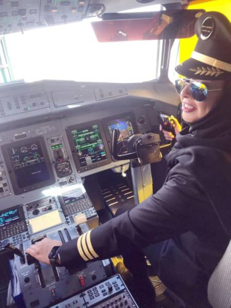 سعودية تقود أول رحلة جوية رسمية لها كمساعد طيار بالمملكة 1