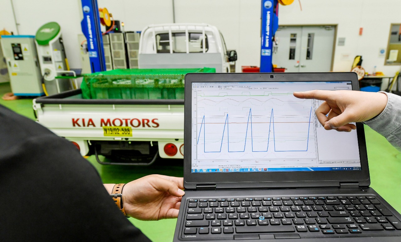 كيا تطوّر أول نظام تحكم بأداء السيارات الكهربائية التجارية عن طريق تقدير وزن السيارة