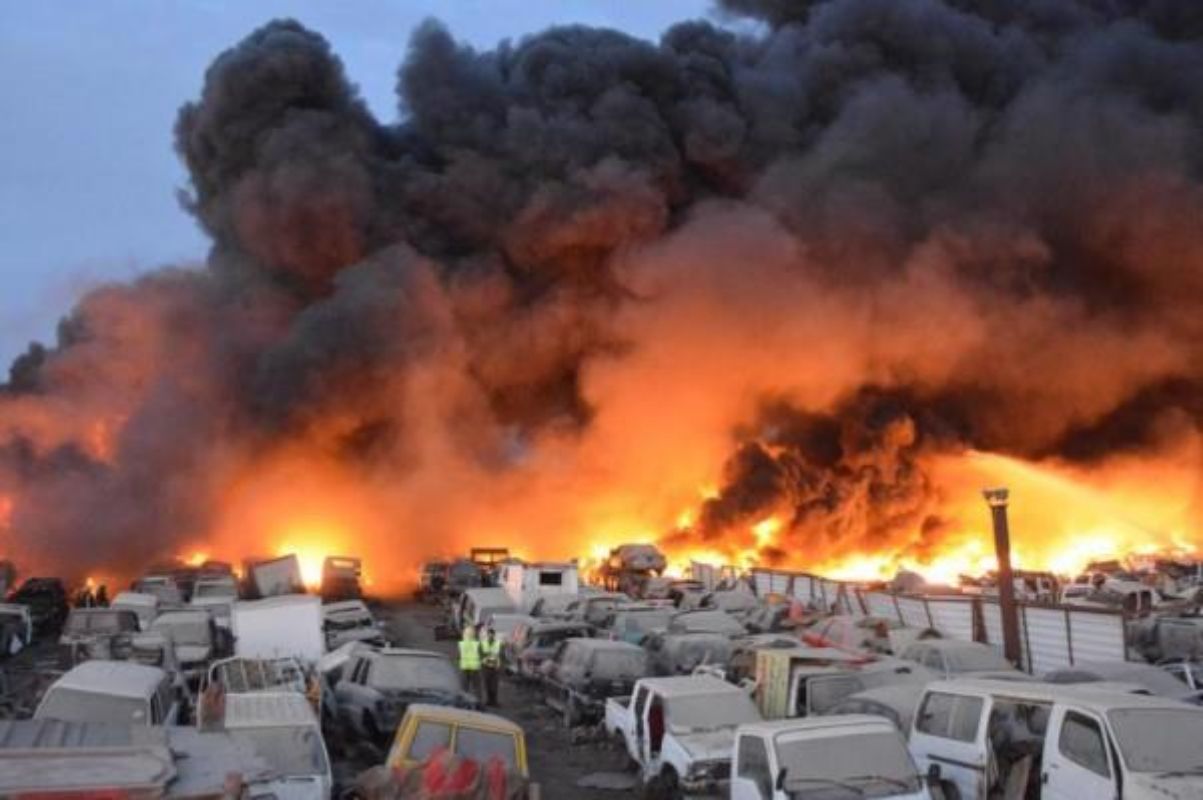 “بالفيديو والصور” حريق هائل نشب بسيارات تالفة في “بريمان جدة”