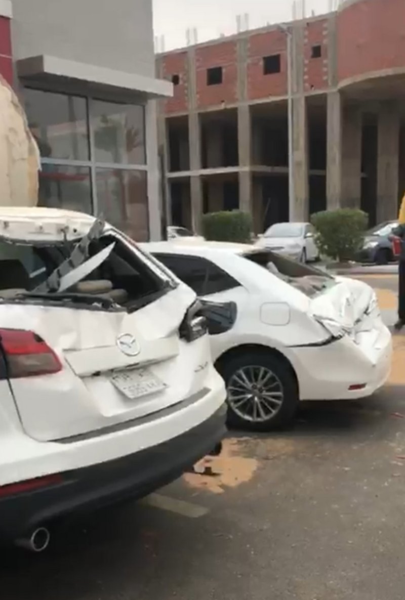 15 سيارة متضررة حصيلة الرياح الشديدة بعدة أحياء بمحافظة ينبع 1