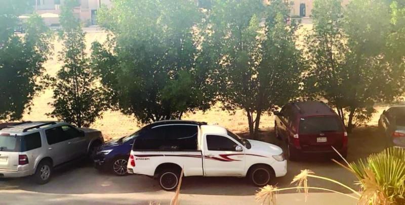 مواطن يتعمد احتجاز سيارة جارته والاصطدام بها.. لرفضه قيادة المرأة للسيارة!