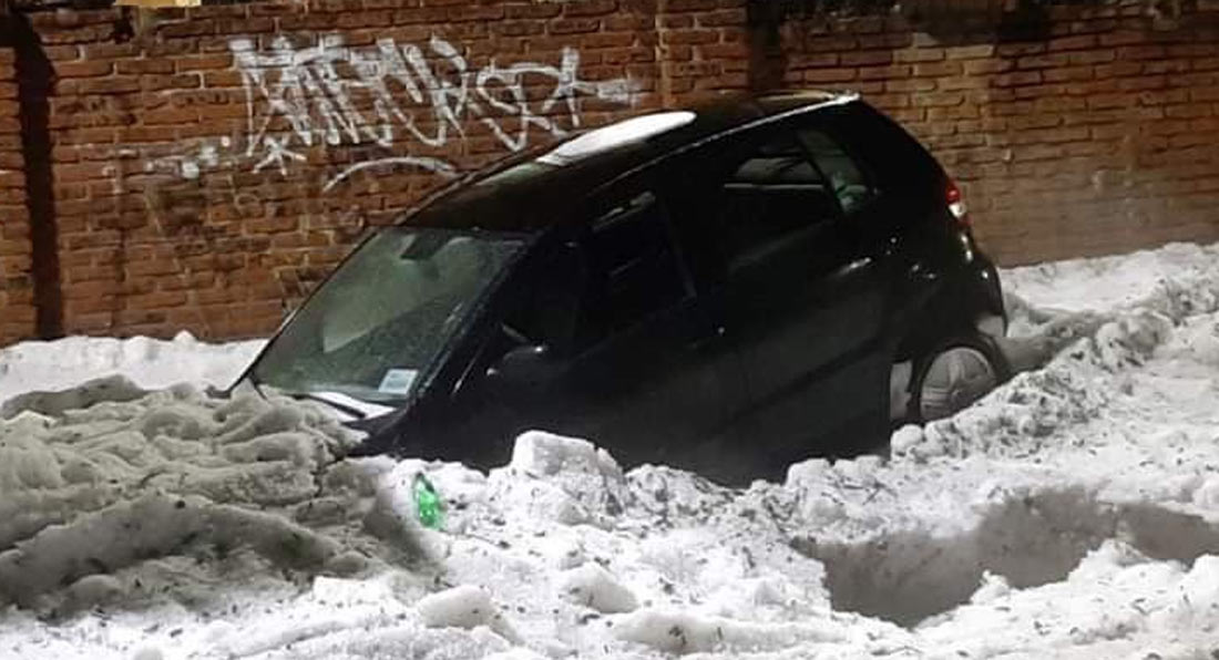 “بالفيديو والصور” في الصيف.. عاصفة تدفن السيارات تحت الثلوج في المكسيك!