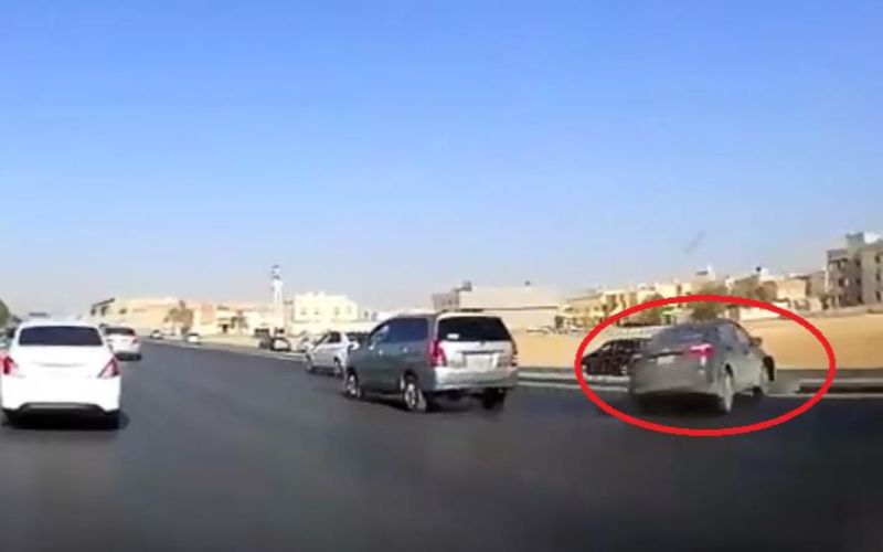 "بالفيديو" سيارة تنحرف بشكل مفاجئ وتخرج عن الطريق بالرياض 1