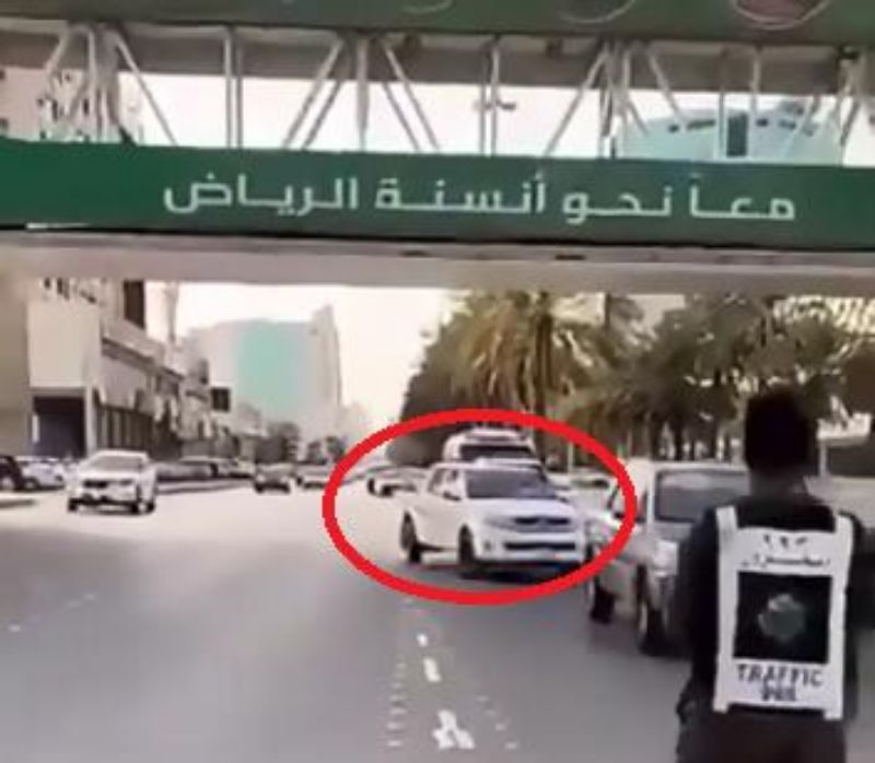 "بالفيديو" المرور يرصد مخالفة "عدم الالتزام بالمسار" عند مخارج الطرق الرئيسية 3