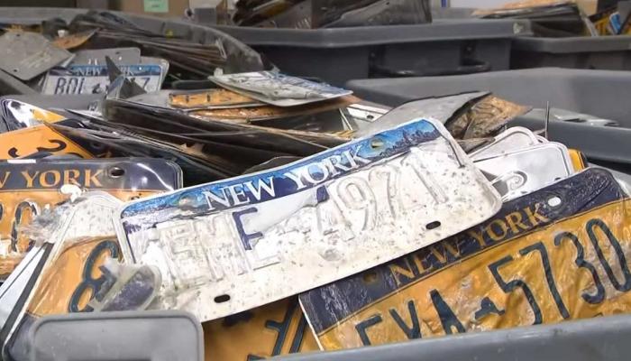 نيويورك تجبر المواطنين على تغيير لوحات السيارات بعد تساقطها بلا سبب 4