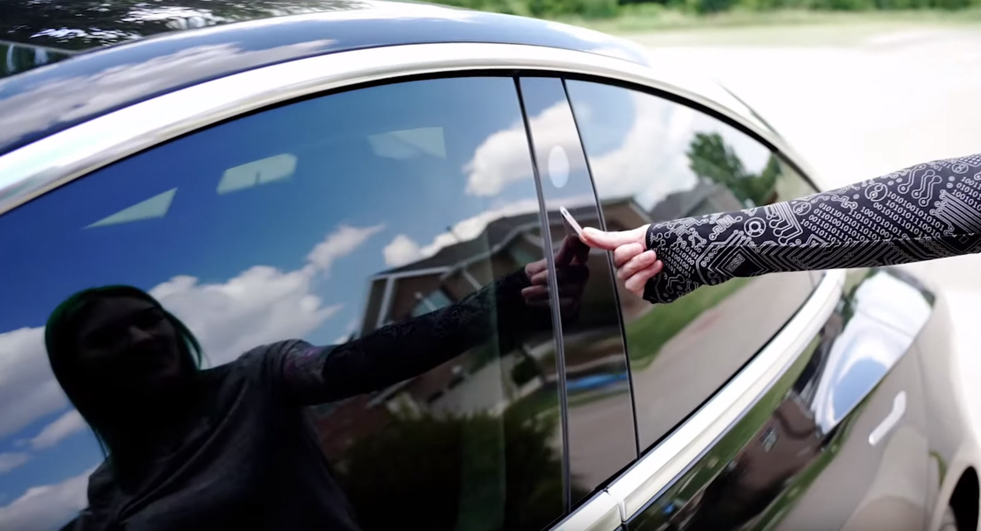 “بالفيديو” مالكة تيسلا موديل 3 زرعت شريحة داخل ذراعها لفتح وتشغيل السيارة!