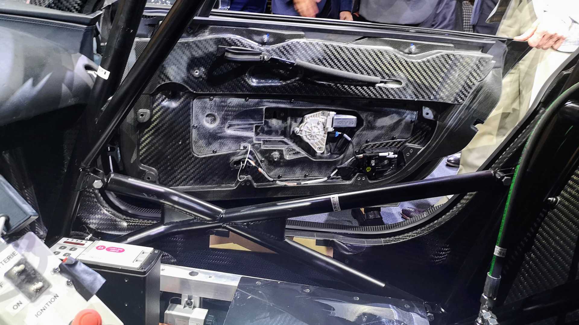 بوجاتي شيرون سوبر سبورت أقوى سيارة في العالم تنطلق رسمياً 7