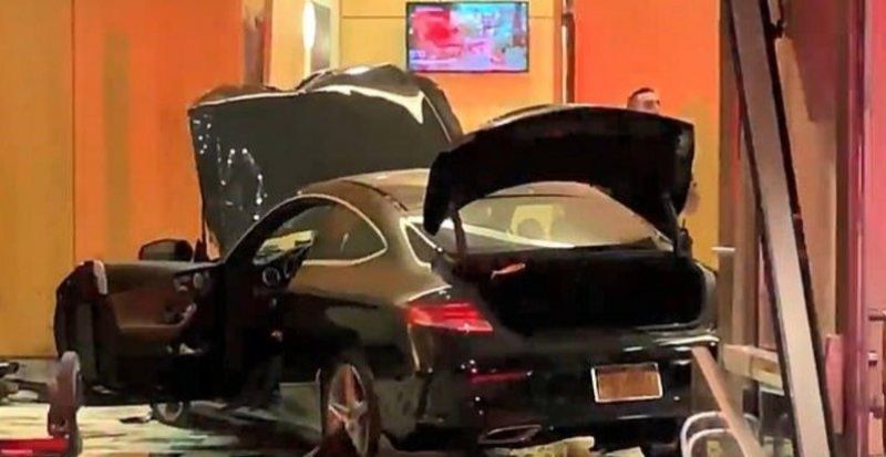 "بالصور" سيارة مرسيدس تقتحم مبنى ترامب بلازا في حادث عرضي 5