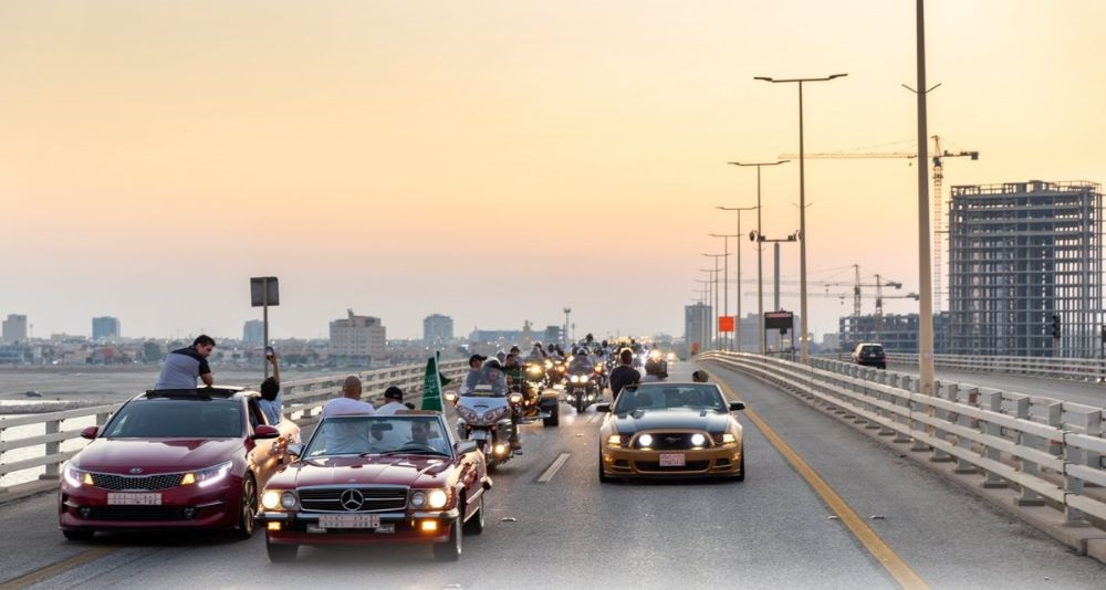 350 سيارة معدلة ودراجات نارية يحتفلون باليوم الوطني على جسر الملك فهد