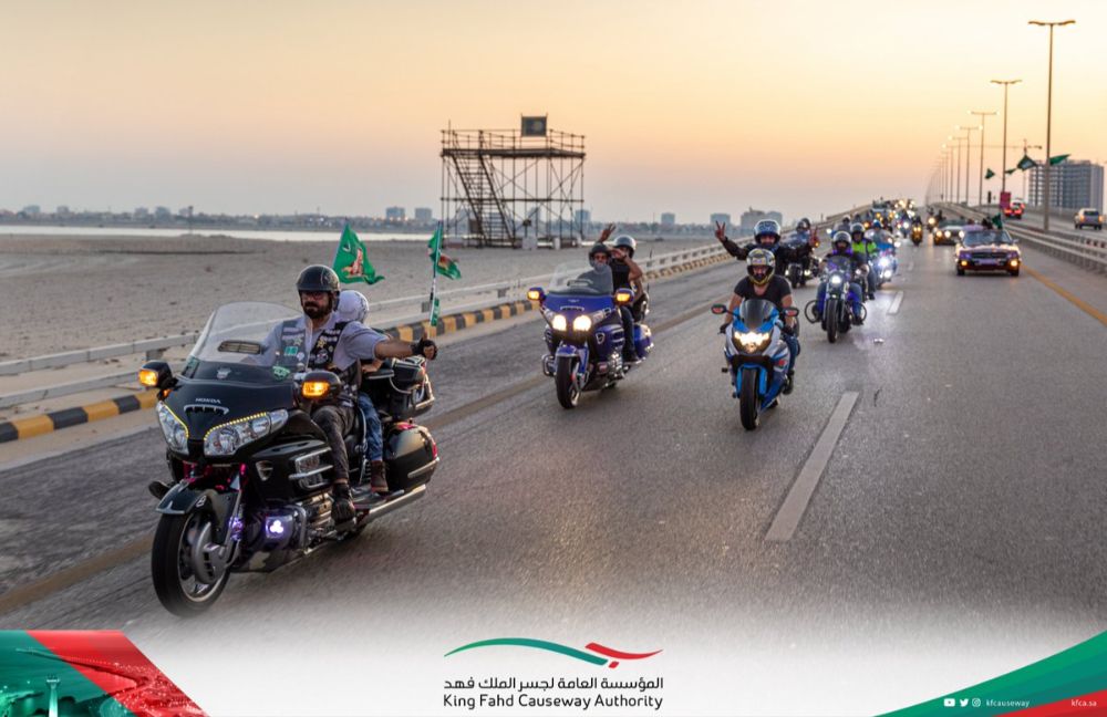 350 سيارة معدلة ودراجات نارية يحتفلون باليوم الوطني على جسر الملك فهد 2