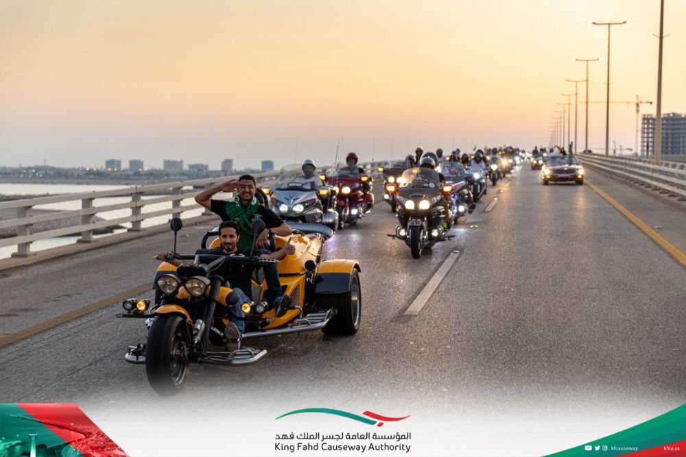 350 سيارة معدلة ودراجات نارية يحتفلون باليوم الوطني على جسر الملك فهد 3