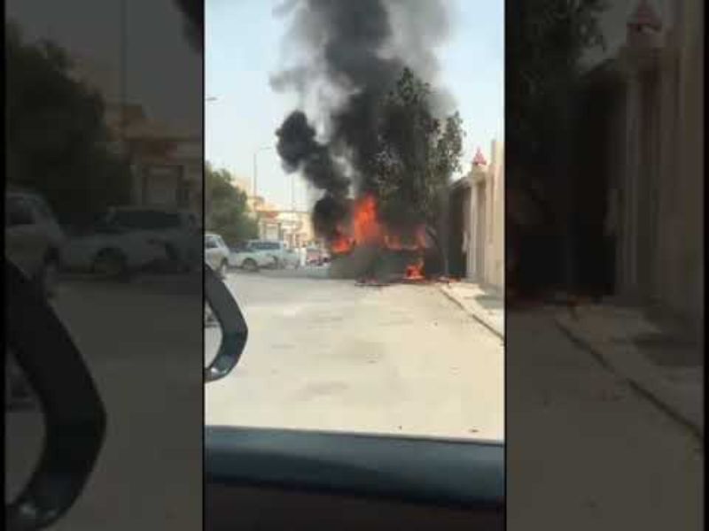 “بالفيديو” رجل يدفع بسيارته سيارة مشتعلة لإبعادها عن بيت جيرانه