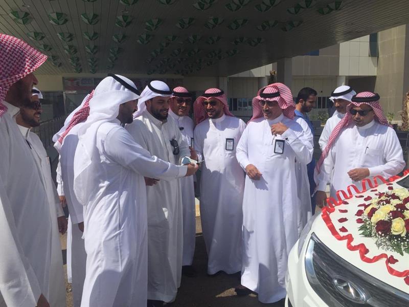 "بالصور" موظفون يهدون زميلهم سيارة جديدة بعد تعرضه لحادث 12