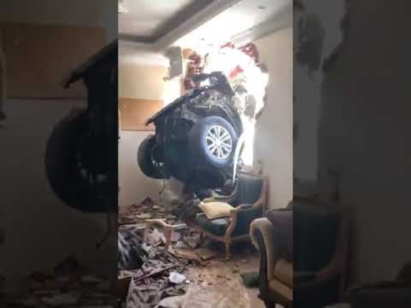 "بالفيديو" شاهد تلفيات المنزل الذي اخترقته سيارة مسرعة بجدة 1