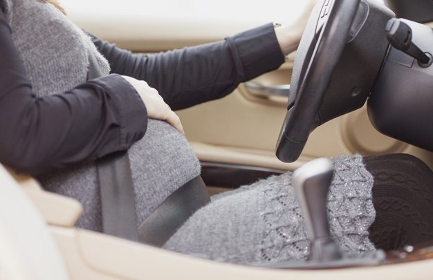 4 نصائح هامة لأمان وراحة المرأة الحامل عند قيادة السيارة