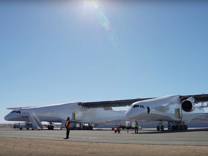 تعرف على أكبر طائرة في العالم بجناحين أطول من ملعب كرة قدم 24