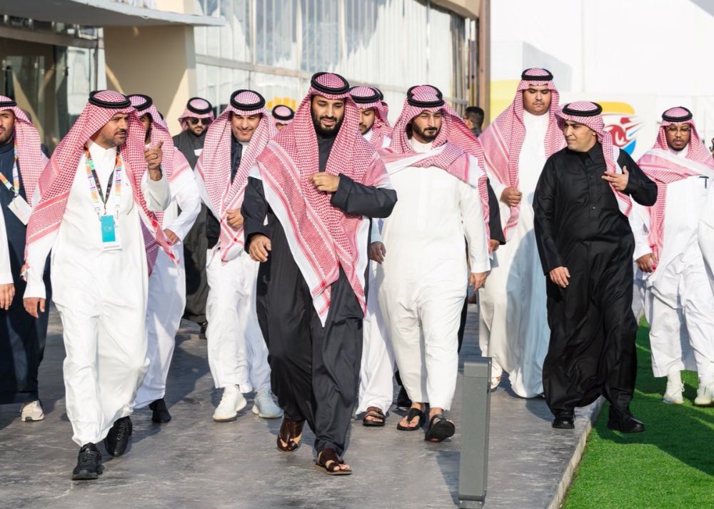 "بالصور والفيديو" ولي العهد يزور معرض الرياض للسيارات في الجنادرية 14