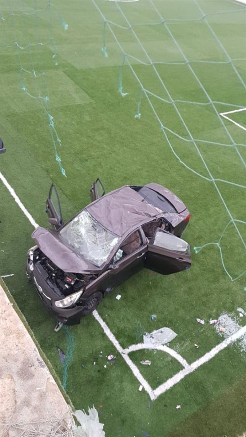 "بالصور" سقوط سيارة لسيدتين من مرتفع داخل ملعب كرة بالباحة 4