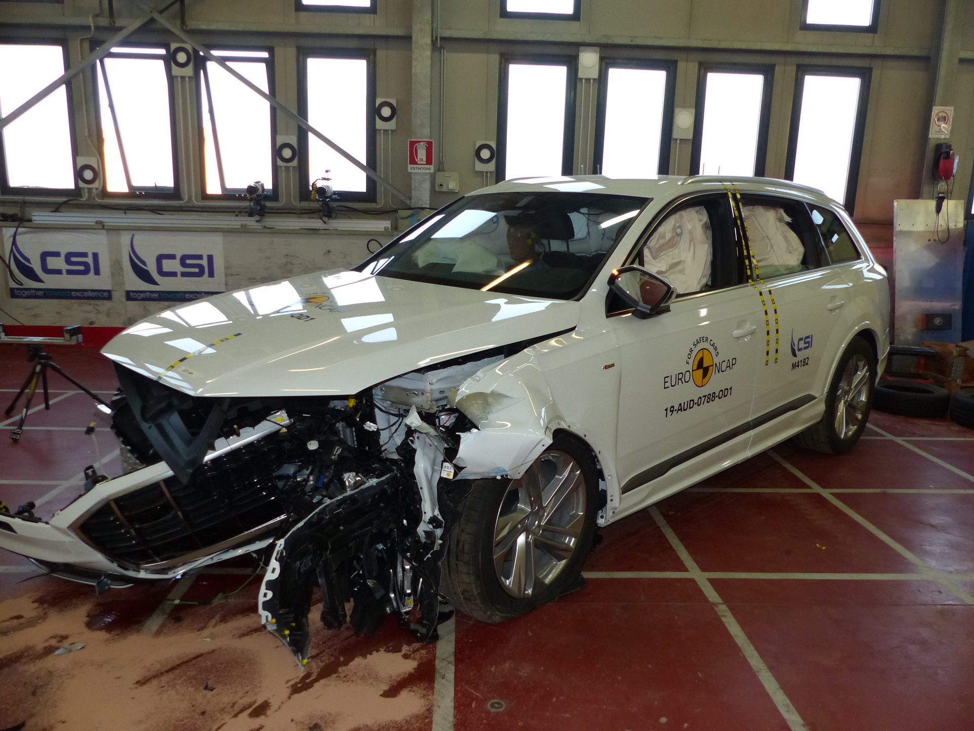 شاهد اختبار السلامة الأوروبية لـ 12 سيارة جديدة بينها تيسلا موديل X وبورش تايكان 43
