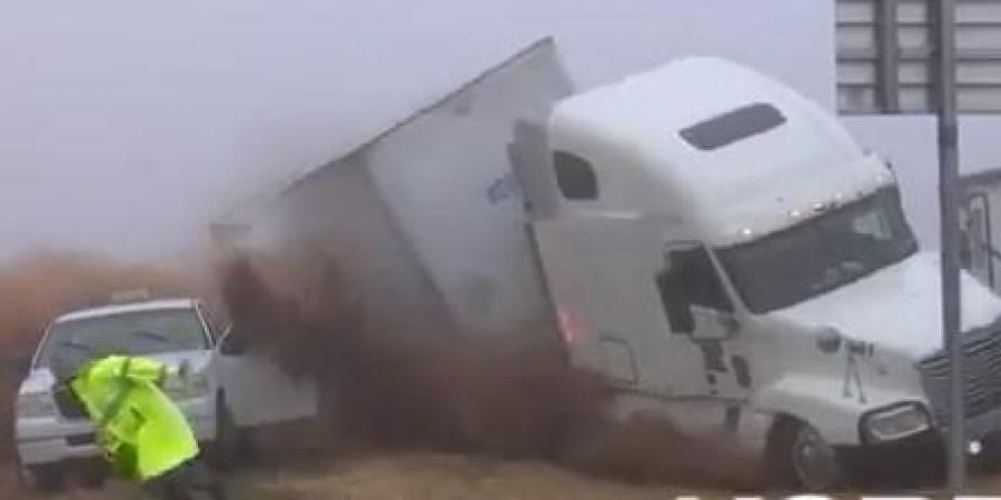 “بالفيديو” شاحنة تنحرف عن مسارها وتتدحرج خلف رجال أمن في مشهد مرعب