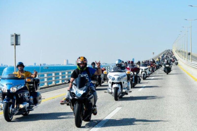 السماح لقائدي الدراجات النارية بالسفر عبر جسر الملك فهد