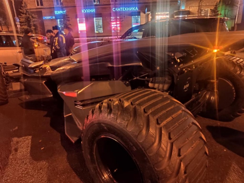 الشرطة الروسية تحجز سيارة باتمان لعدم وجود ترخيص 2