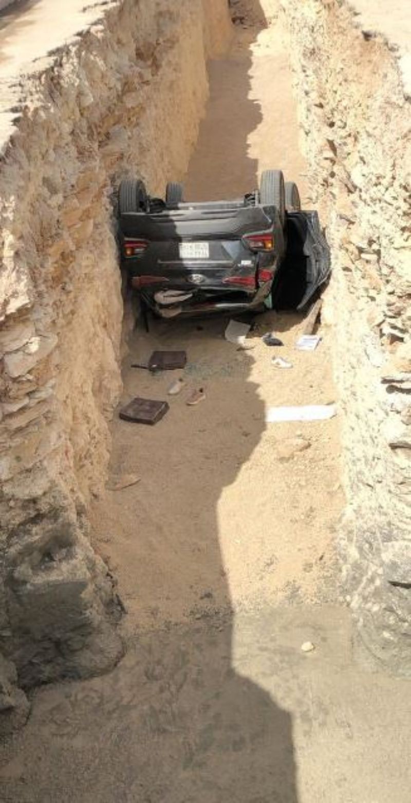 "بالصور" حادث مروع لسيارة انقلبت في حفرة وبداخلها 3 فتيات بالرياض 2