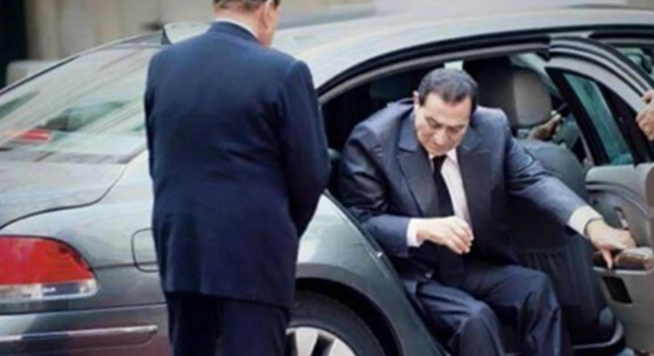 "بالصور" تعرف على سيارات الرئيس المصري الراحل محمد حسني مبارك 15