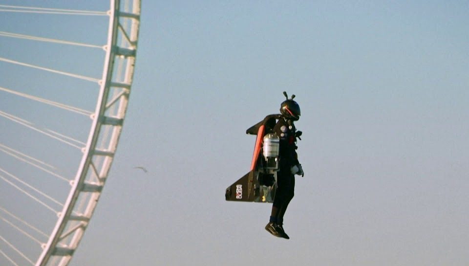 "بالفيديو" أول تجربة طيران بشري ذاتي على سرعة 400 كم/س في سماء دبي 13