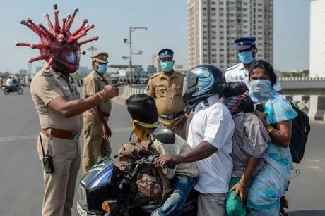 المرور الهندي يرتدي خوذات مشابهة لفيروس كورونا لتحذير العامة 1