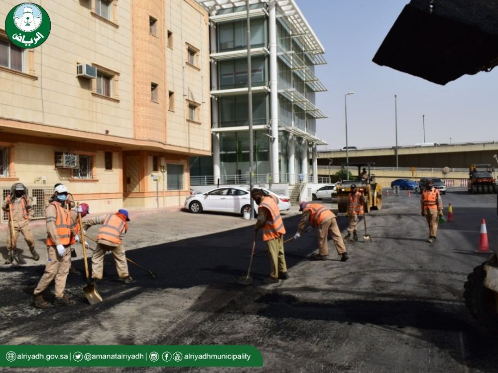 "بالصور" أمانة الرياض تستفيد من وقت حظر التجول لرصف الطرق 10