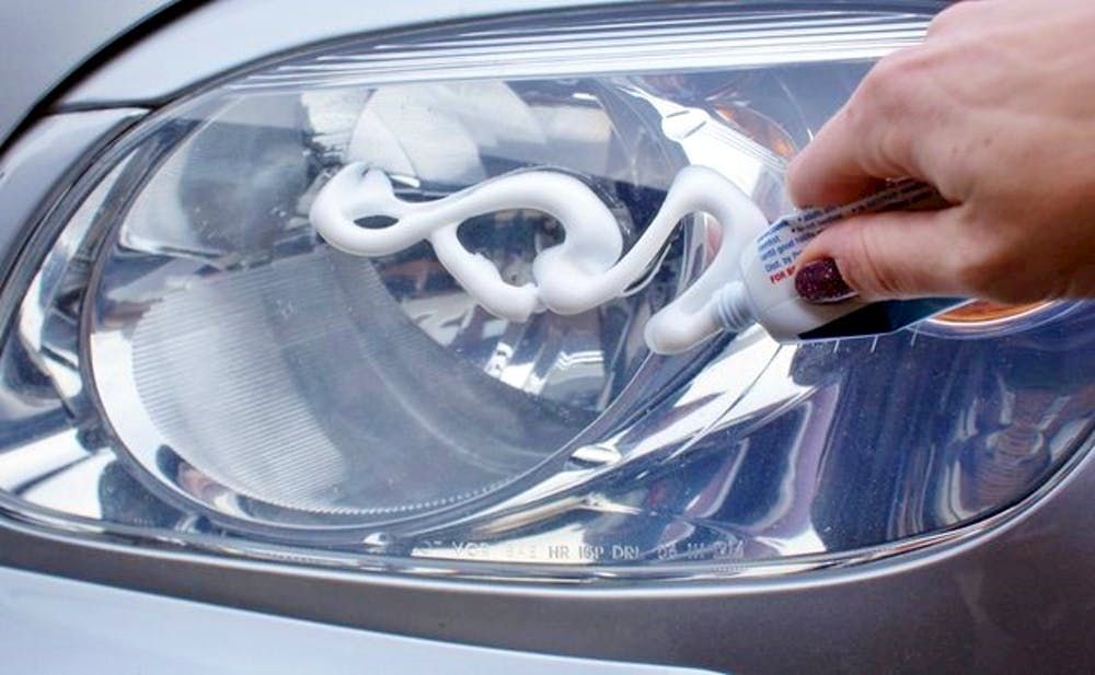 هل يساعد معجون الأسنان في إزالة اصفرار مصابيح السيارة؟ 3