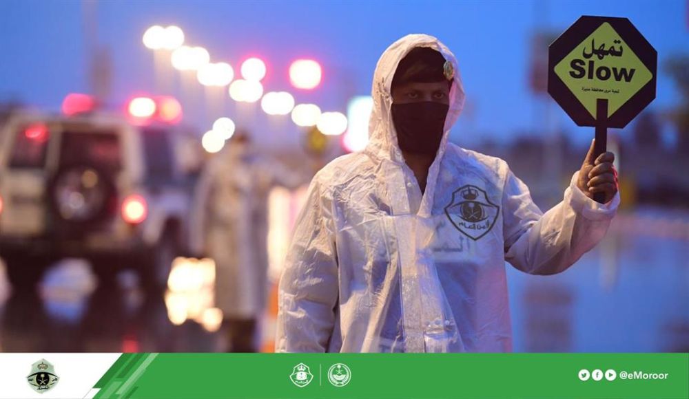 "بالصور" رجال المرور يطبقون منع التجول أثناء هطول الأمطار في الرياض 2