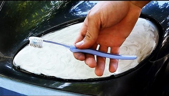 هل يساعد معجون الأسنان في إزالة اصفرار مصابيح السيارة؟