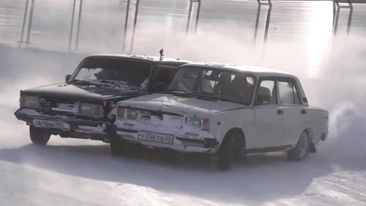 مجانين روس يلحمون سيارتي لادا معاً ويشاركون في سباق مرعب