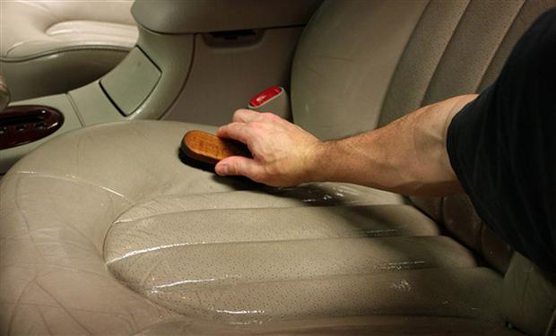تعرف على الطريقة الصحيحة لتنظيف المقاعد الجلد في السيارة 6