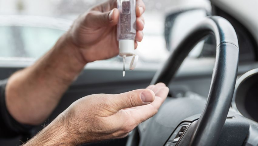 هل يمكن أن ينفجر معقم اليدين في السيارة لارتفاع درجات الحرارة؟