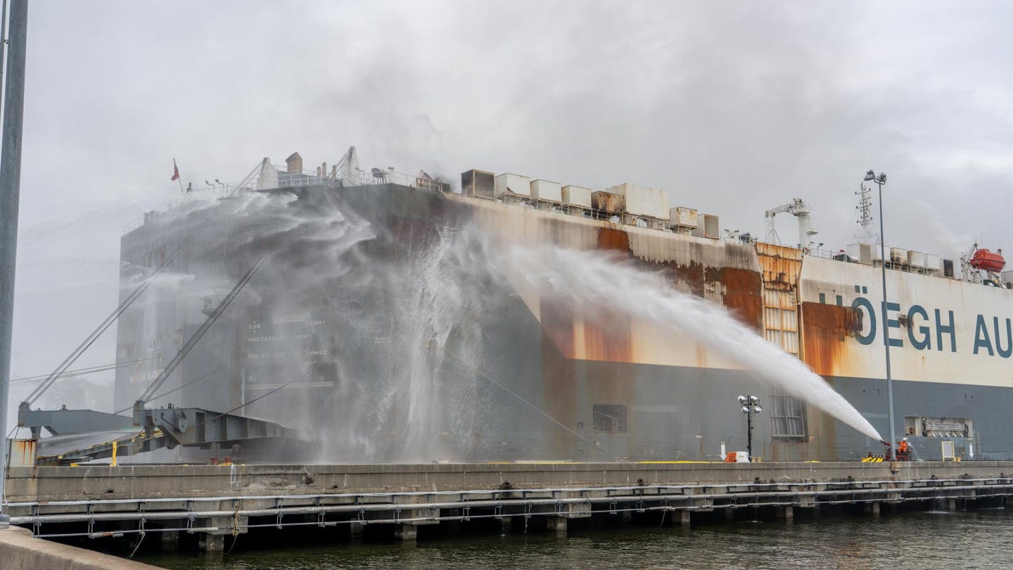 انصهار 2000 سيارة مستعملة في حريق ضخم بسفينة شحن