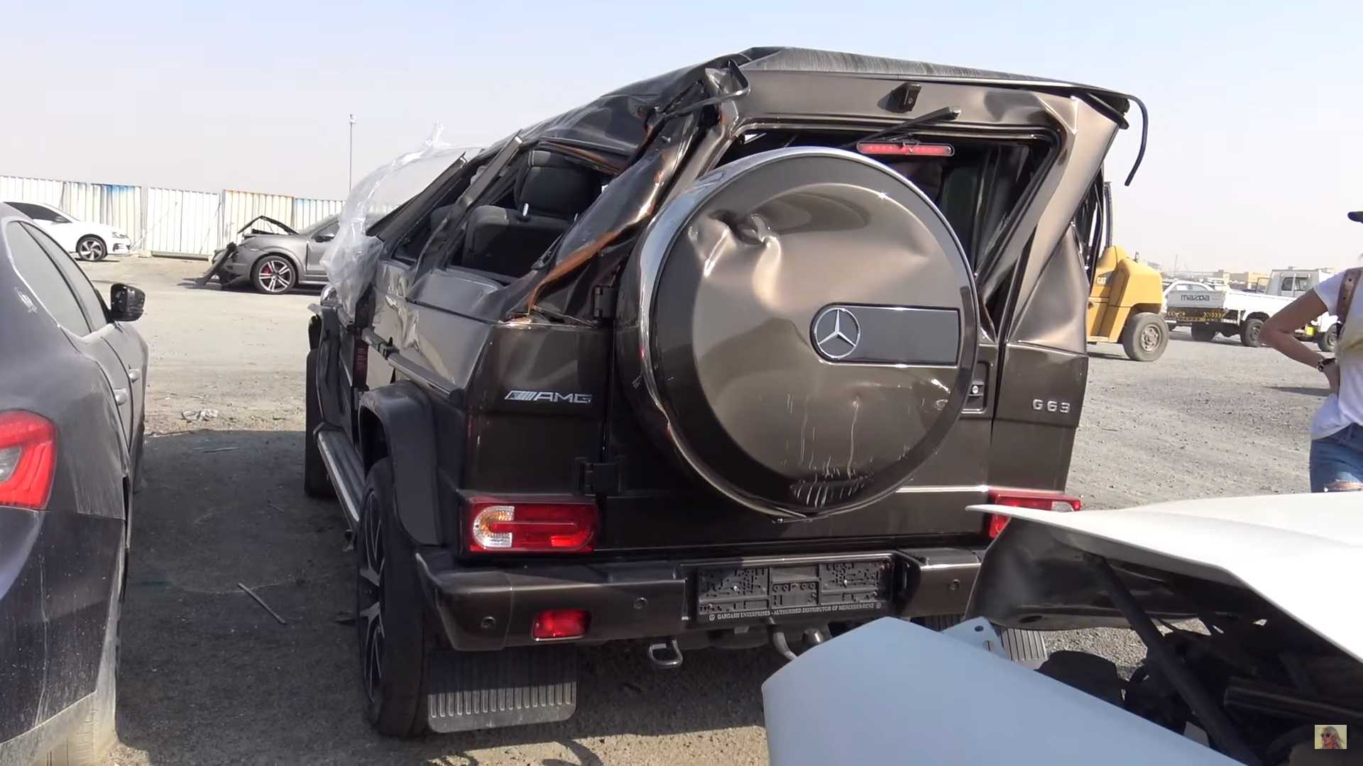 ساحة خردة في دبي تستضيف سيارات فاخرة ورياضية من كل نوع "فيديو" 35