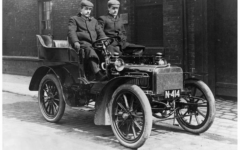 "بالصور" شاهد أول السيارات بالتاريخ التي طرحتها الشركات الكبرى 1