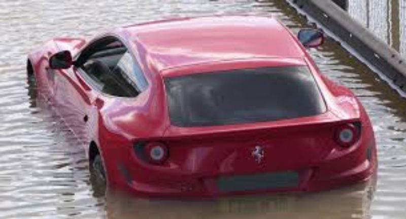 غرق فيراري FF وعدة سيارات أخرى في لندن “فيديو”