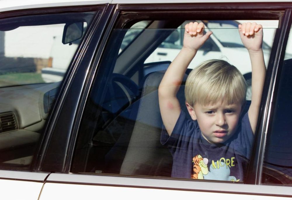 ترك الأطفال داخل السيارة في الصيف خطر عليهم