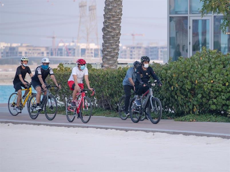 الشيخ محمد بن راشد آل مكتوم يقود دراجة هوائية في شوارع دبي "صور" 17