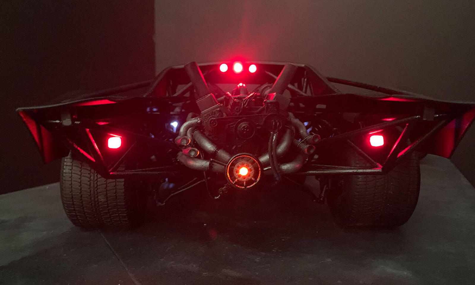 سيارة باتموبيل الجديدة تظهر في إعلان فيلم باتمان القادم 7