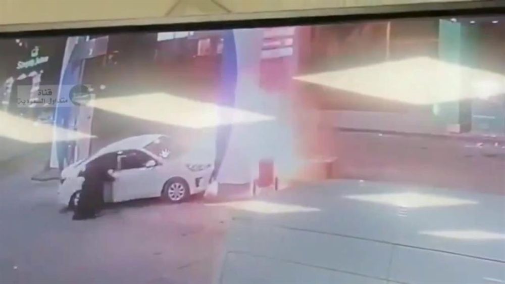 “بالفيديو” اصطدام سيارة تقودها سيدة بمحطة وقود واشتعال النيران بها