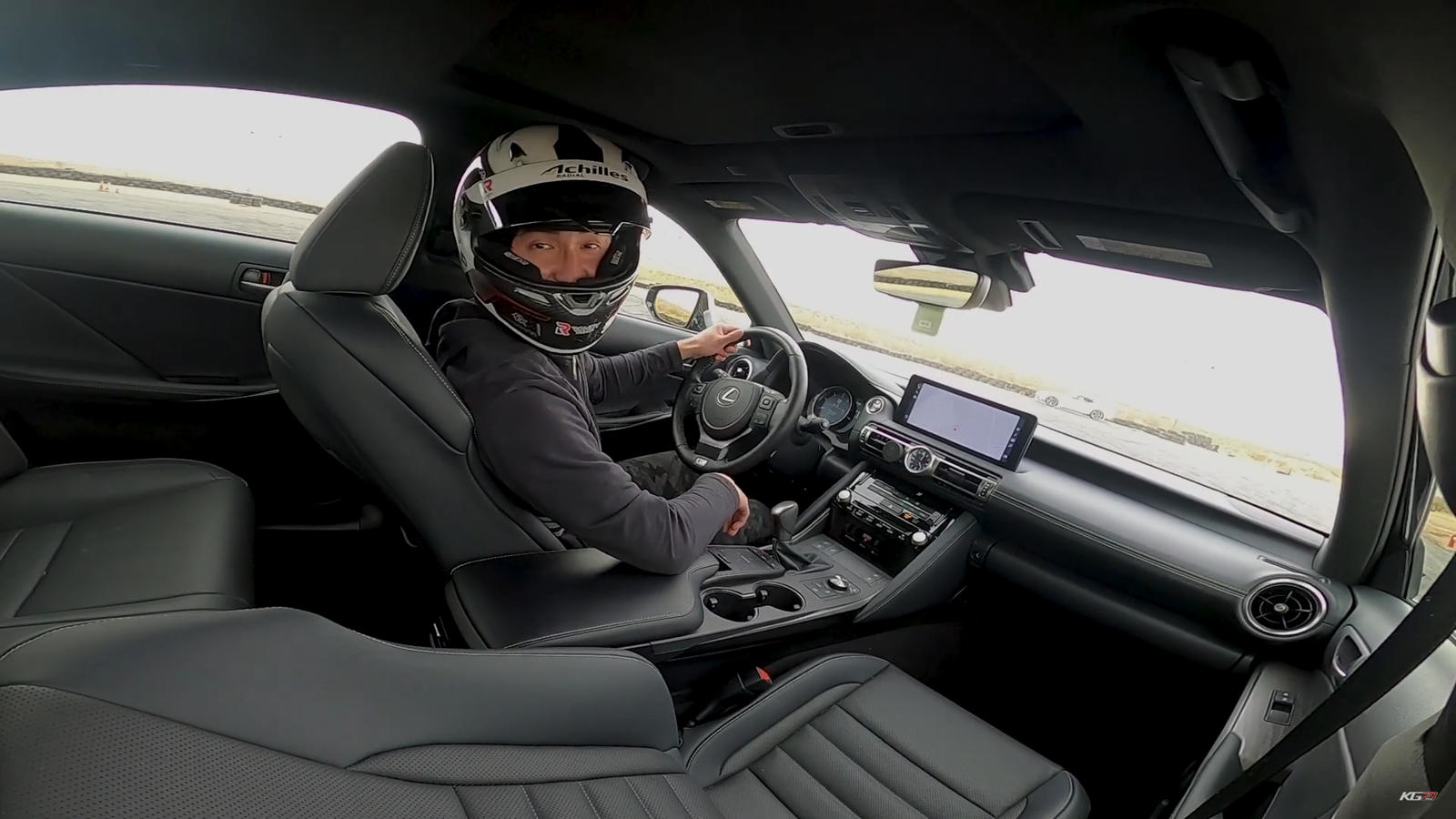 "بالفيديو" سائق فورمولا يختبر قدرات لكزس IS اف سبورت 21