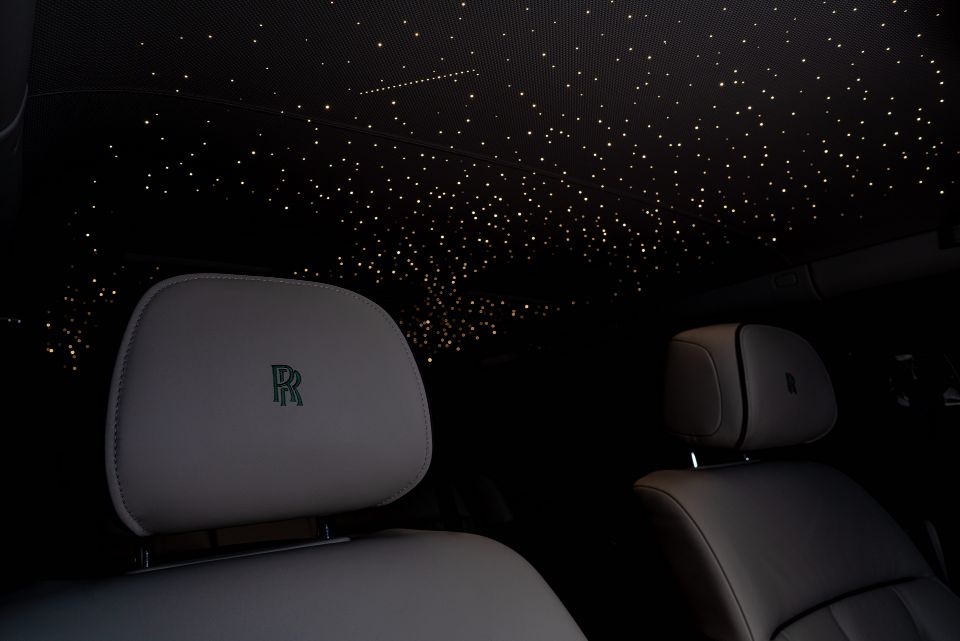 رولزرويس تقدم لوحة قيادة فنية في سيارتها فانتوم 6