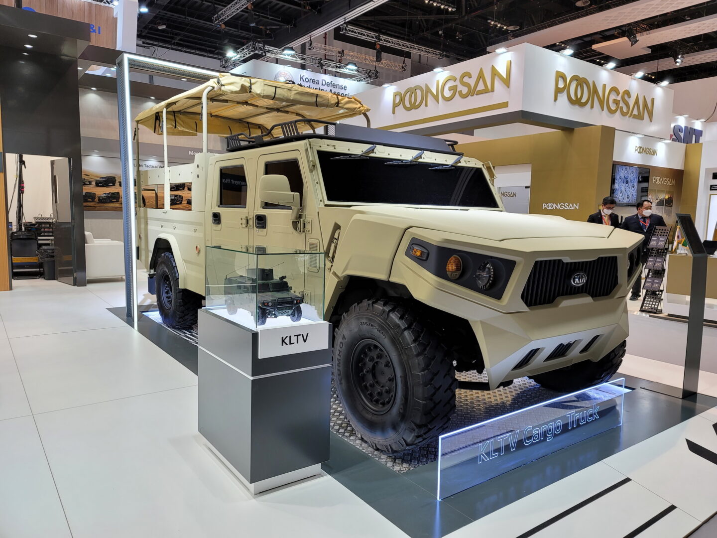 كيا تكشف عن شاحنة نقل عسكرية في الإمارات
